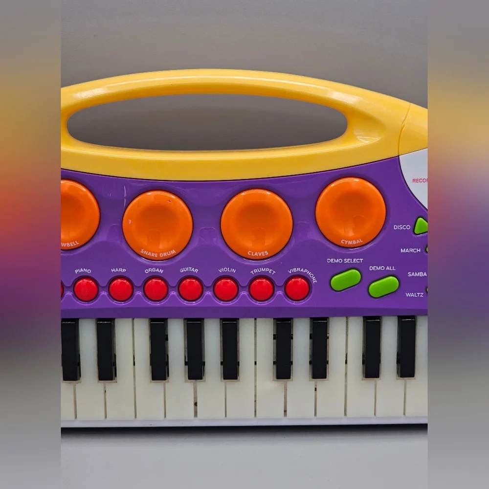 Fisher Price TEACHING KEYS Keyboard Model KFP1737 Music Lights 32 Keys Scratched